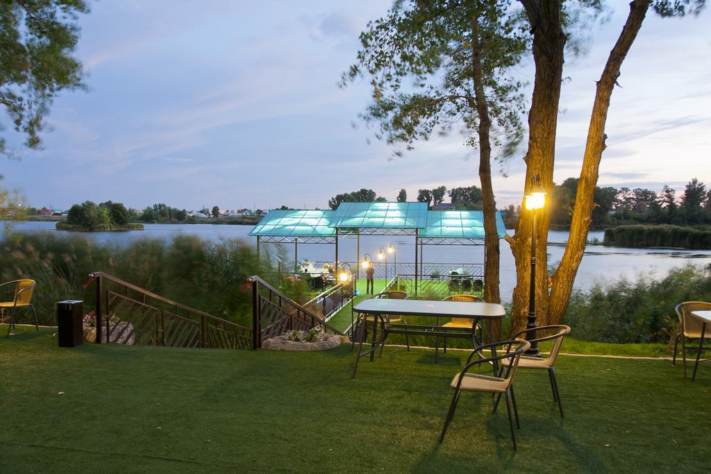 Green Land Hotell Aqtöbe Exteriör bild
